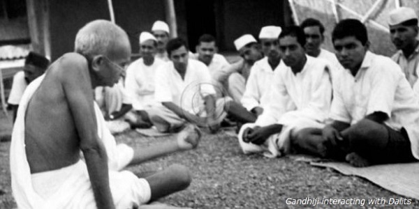 Ганди, взаимодействующий с далитами