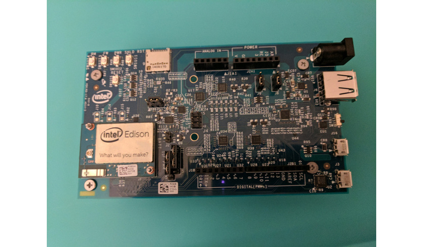 Intel Edison с макетной платой Arduino Breakout