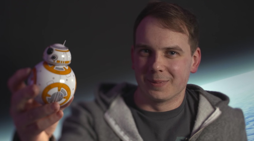 IBM Bluemix IoT Emotiv BB-8 Demo - Изображение Джошуа Карра, держащего BB8 Droid