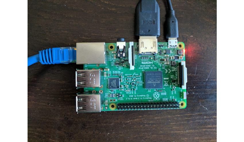 Raspberry Pi с минимальным количеством соединений, необходимых для завершения настройки