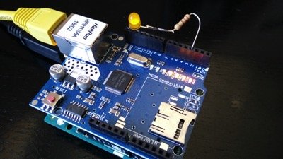 Arduino Uno с Ethernet-экраном и желтым светодиодом