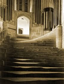 Интерьер церкви: изношенные ступени показывают пройденный путь.