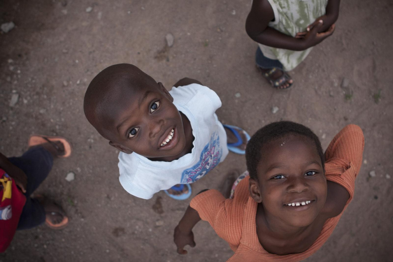 Африканские дети, глядя на камеру