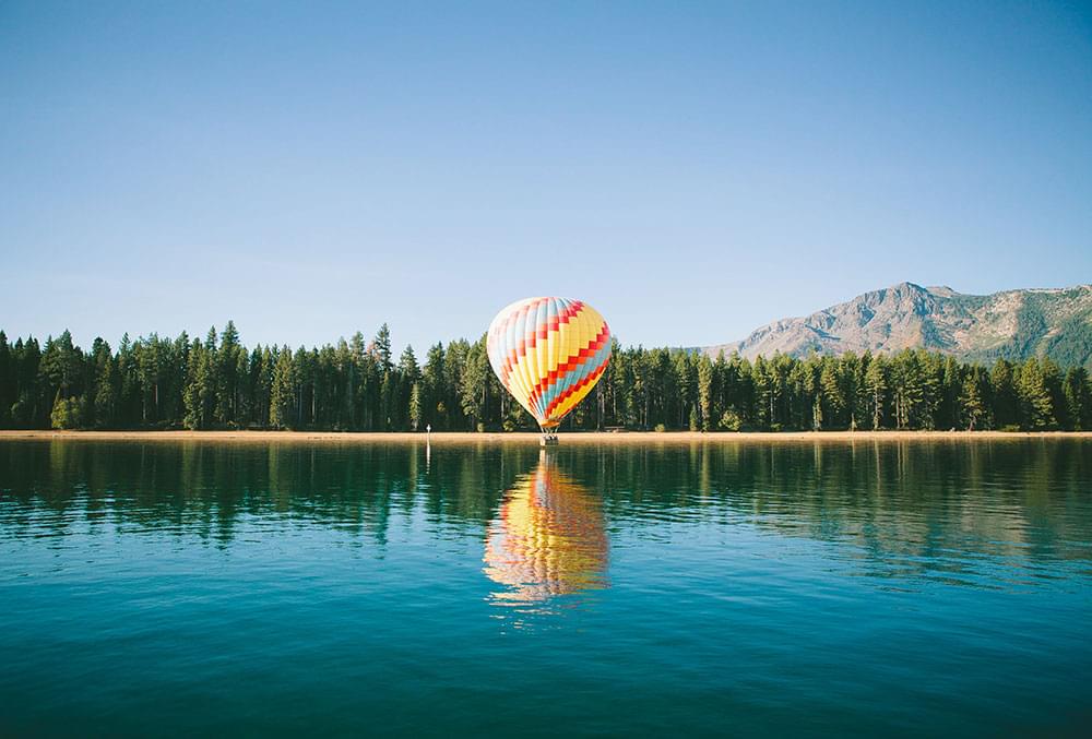 Воздушный шар на воде