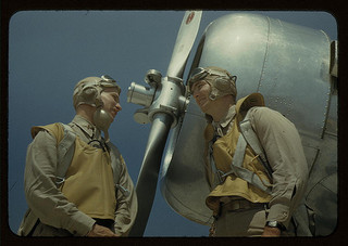 Морские лейтенанты, пилоты, на буксире силовой тяги для тренировочных планеров на Пейдж Филдс, С.С. (LOC)