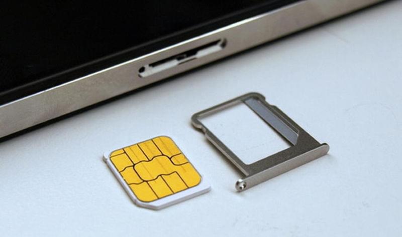SIM-карта и лоток, иллюстрирующие, как SIM-карта может быть установлена ​​только одним способом.